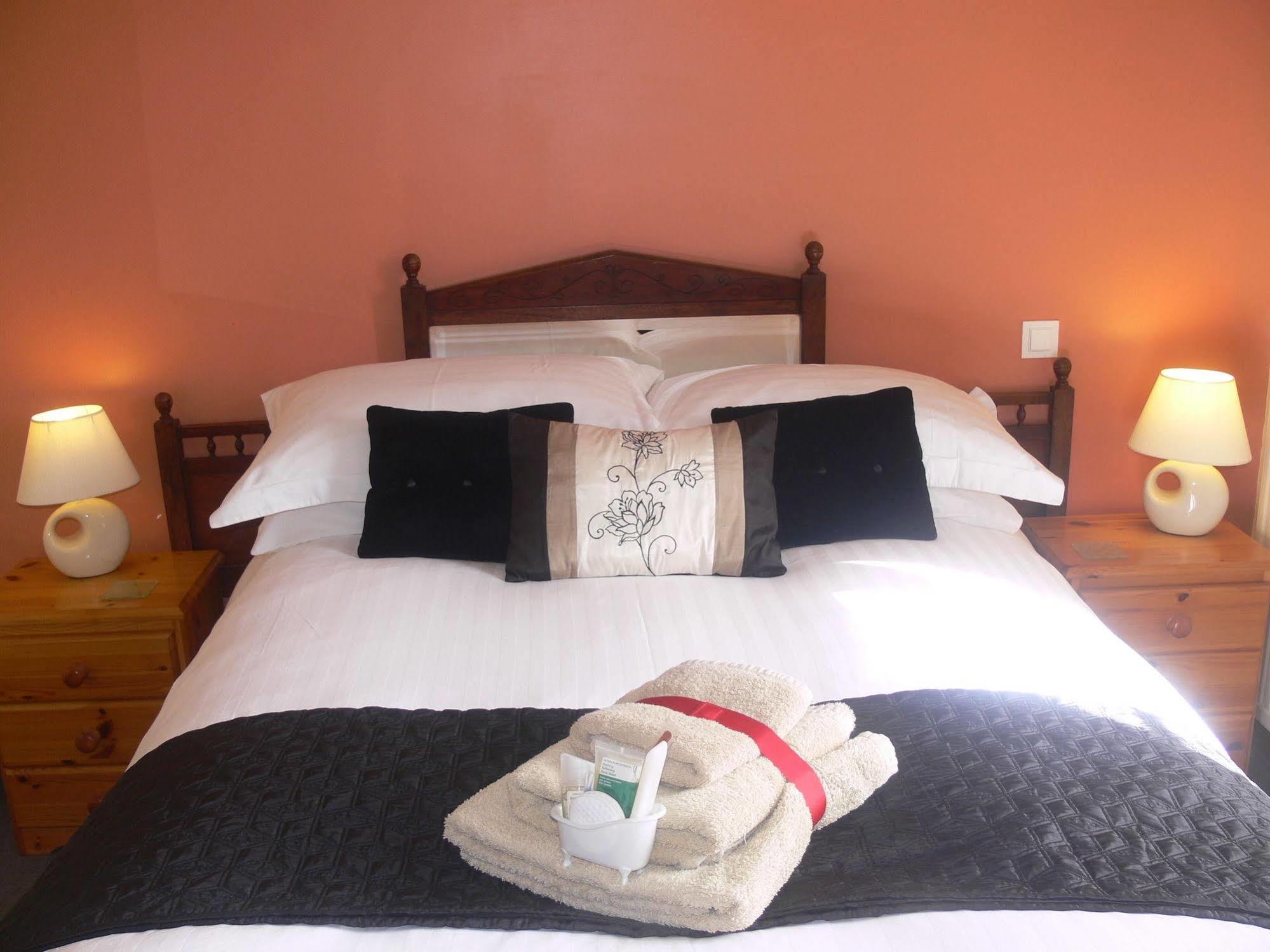 Le Jardin B&B Isigny-le-Buat Екстер'єр фото